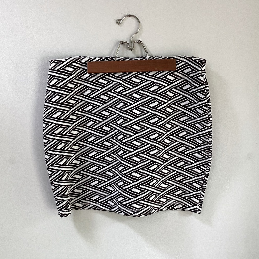 Zara Trafaluc Collection Textured Geometric White Burgundy Skirt Size Medium L